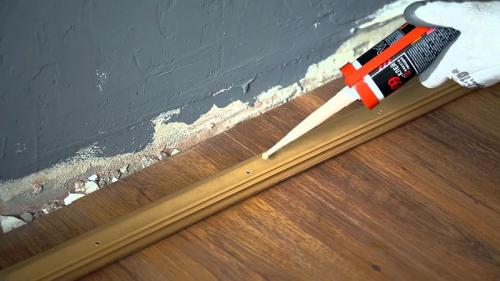 Клей для пластикового плинтуса. Плюсы и минусы плинтусов на клее