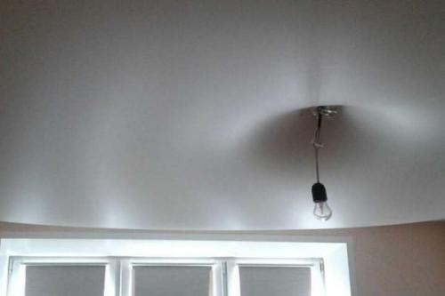 Почему опускается натяжной потолок. Причины провисания натяжного потолка