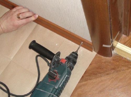 Как стыковать углы напольного плинтуса, чтобы не расходились 08