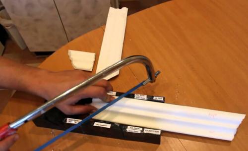 Резка и стыковка потолочных плинтусов на внешних углах. Материалы для потолочных плинтусов 12 Резка и стыковка потолочных плинтусов на внешних углах. Материалы для потолочных плинтусов 12