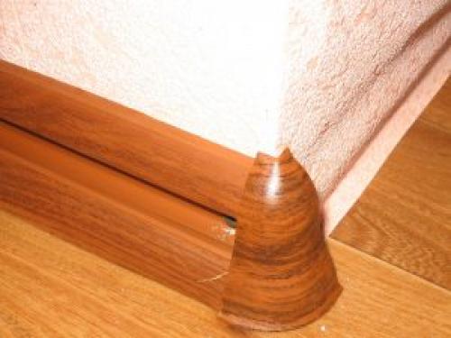 Монтаж внешнего угла плинтуса. Установка плинтуса без кабель-канала 01