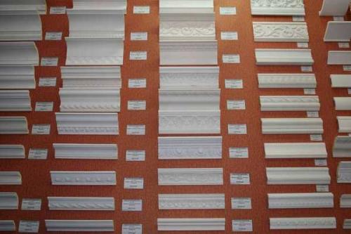 Чем закрыть углы потолочного плинтуса. Материал изготовления и название