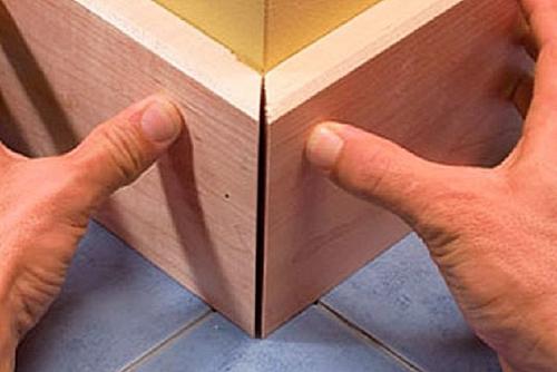 Как соединить 3 плинтуса в углу. Как правильно стыковать потолочные плинтуса: готовимся к работе 11