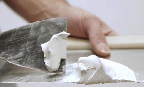 На что можно клеить потолочный плинтус. Как правильно приклеить потолочный плинтус из пенопласта