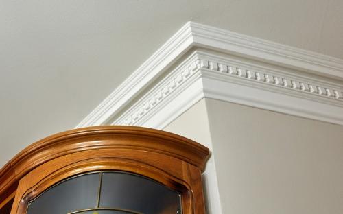 Как правильно приклеить потолочный плинтус из пенопласта