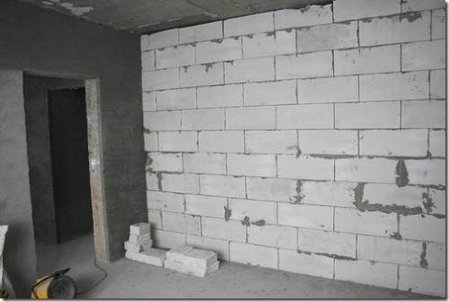 Чем крепить багет для натяжного потолка к газобетону. Технология монтажа натяжных потолков в доме из газобетонных блоков