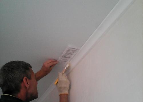 Как клеить обои под потолочный плинтус. Какой вид изделий выбрать