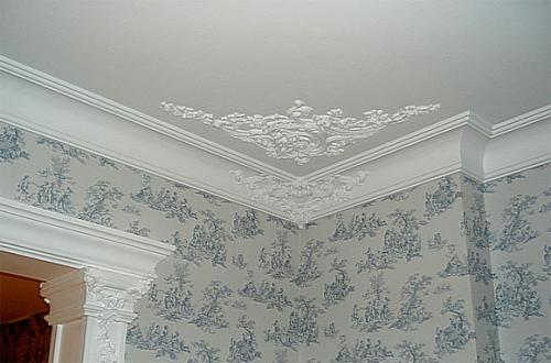Когда клеить потолочный плинтус. Когда клеить – до отделки стен или после?