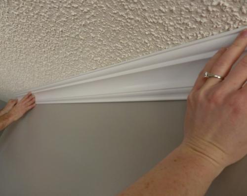 Как правило багеты клеят по верх обоев или в стык. Что клеить сначала – обои или потолочный плинтус: особенности использования мягких и твердых багетов, монтаж 03