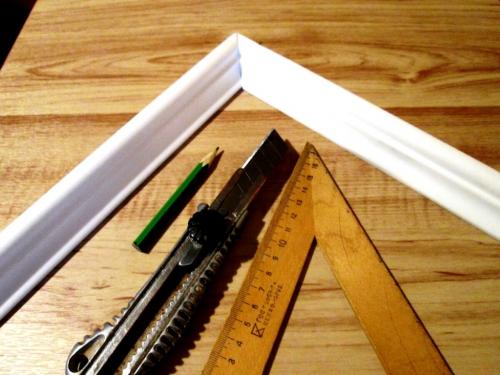 Как клеить потолочные плинтусы из пенопласта и как резать углы. Как приклеить потолочный плинтус и вырезать угол