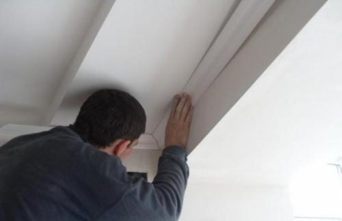 Как прикрепить багет к стене. Этапы и особенности поклейки пластиковых багетов