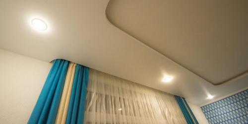 Карниз на кухню на натяжной потолок. Карнизы для натяжного потолка