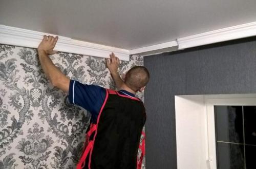 Поклейка потолочного плинтуса на обои. Когда галтель можно крепить на обои?