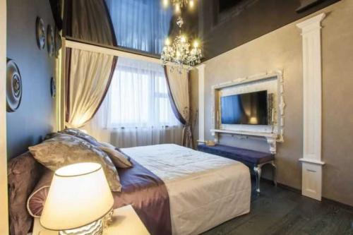 Натяжные потолки в спальне дизайн. Натяжной потолок в спальне — преимуществ аи недостатки натяжных потолков. Нюансы установки. Выбор материала и цветов. Фото и видео-обзоры от профессионалов