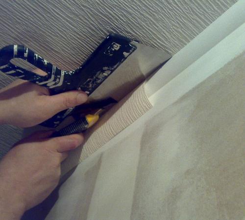 Поклейка потолочного плинтуса на обои. Разновидности потолочного плинтуса на обои