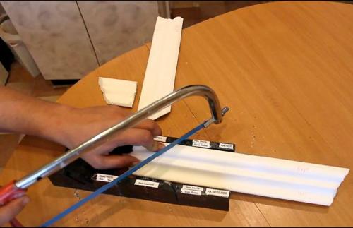 Поклейка потолочного плинтуса на натяжной потолок. Монтаж галтели