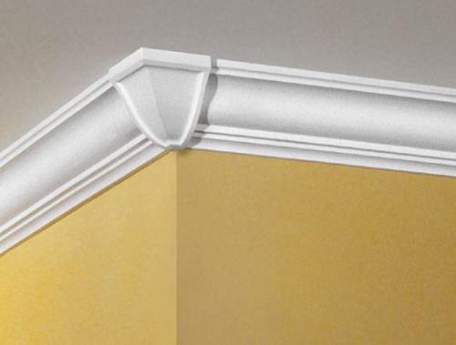 Поклейка потолочного плинтуса на натяжной потолок. Монтаж галтели