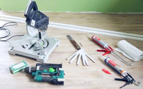 Чем шпаклевать полистирольные плинтуса. Монтаж