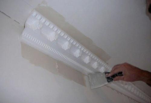 Как заделать щели между потолочным плинтусом и стеной. Что принимается во внимание?