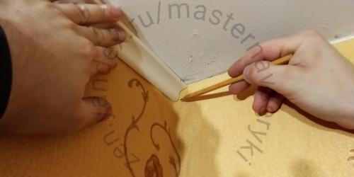 Как правильно резать углы потолочного плинтуса. Как ровно отрезать? 04