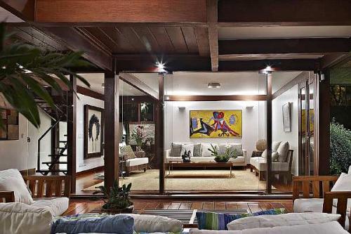 Низкие потолки в интерьере. Низкий потолок — не помеха высоким устремлениям. Этот недостаток легко можно поправить с помощью декоративных приемов 12