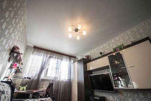 Натяжные потолки для маленького зала. Натяжные потолки для гостиной: особенности 03 Натяжные потолки для маленького зала. Натяжные потолки для гостиной: особенности 03