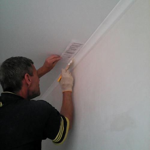 Чем покрасить потолочный плинтус из пенопласта. Для чего необходима покраска плинтуса? 01 Чем покрасить потолочный плинтус из пенопласта. Для чего необходима покраска плинтуса? 01