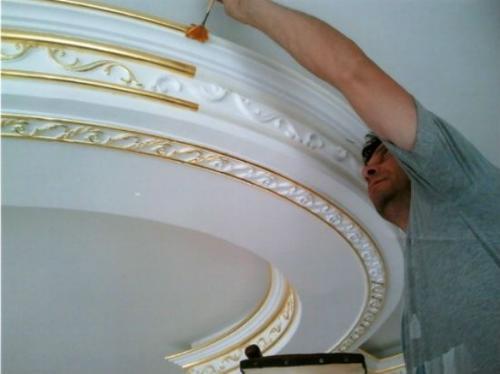 Какой краской красить потолочный плинтус. Как выбрать краску для потолочного молдинга