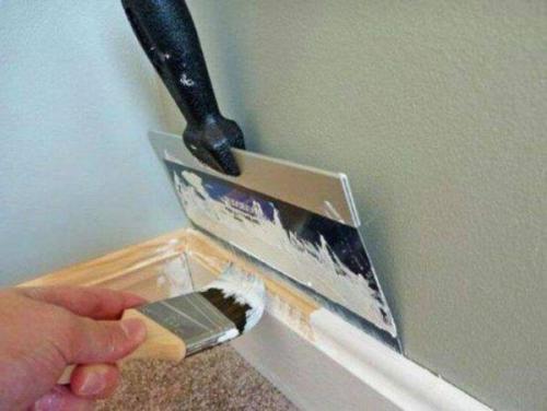 Покраска потолочного плинтуса губкой. Зачем красить плинтус?