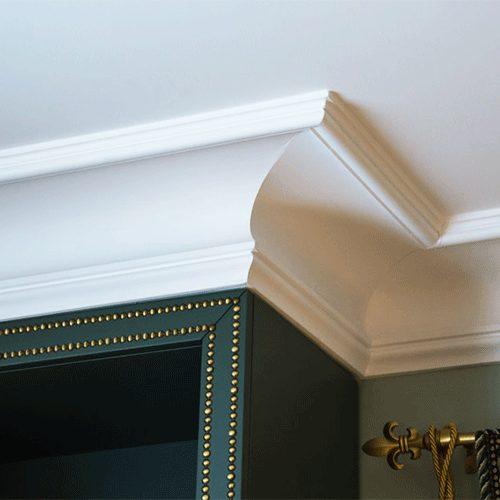 Несколько вопросов про потолочный плинтус. Когда клеить – до отделки стен или после?