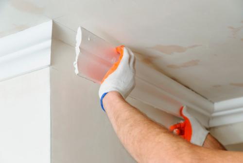 Как прижать потолочный плинтус. Порядок выполнения работ