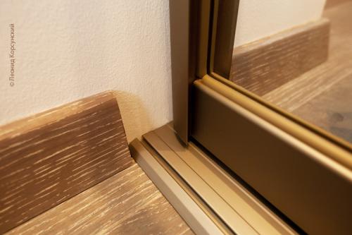 Потолочный плинтус на шкаф. Шкаф-купе и плинтус, ставить или не ставить?