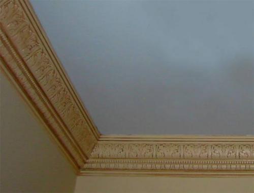 Чем красят потолочный плинтус. Необходимость покраски потолочных галтелей 21