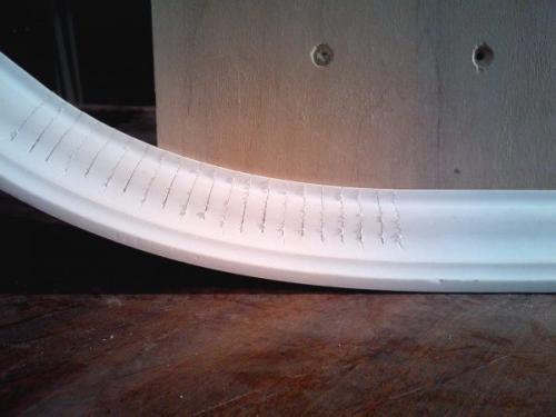 Акриловая краска для потолочного плинтуса. Зачем красить плинтус?