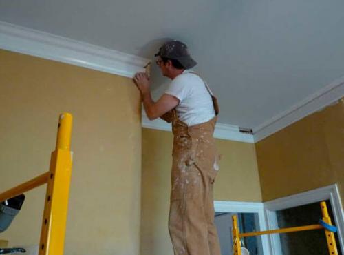 Покраска потолочного плинтуса при помощи шпаклевки и глейза. Особенности покраски потолочного плинтуса 07