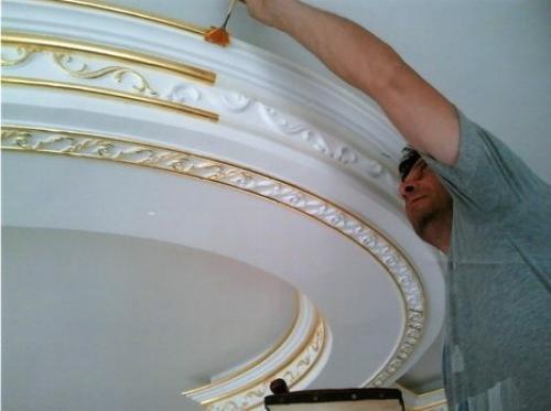 Как покрасить потолочный плинтус под золото. Чем можно покрасить потолочный плинтус