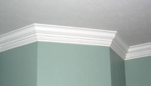 Как покрасить потолочный плинтус из пенопласта. Покраска плинтуса водоэмульсионной краской 06