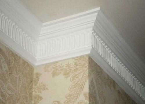Чем покрасить потолочный плинтус из полиуретана. Грунтовка для полиуретанового плинтуса. Необходимость покраски потолочных галтелей