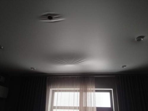 На сколько см опускается натяжной потолок. Сколько сантиметров забирает натяжной потолок? 08