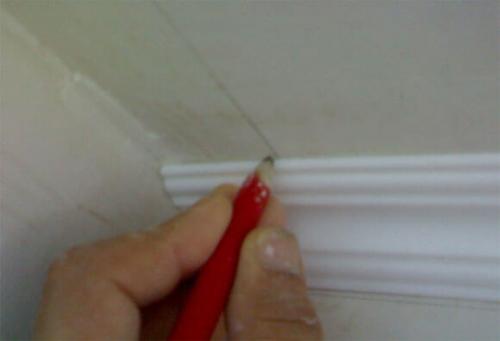 Как клеить багеты на потолок шпаклевкой. Материалы и инструменты