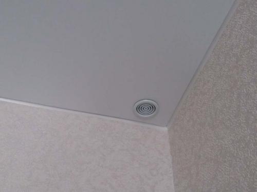 Боятся ли Натяжные потолки сквозняков. Почему натяжной потолок стал «липнуть» к потолку