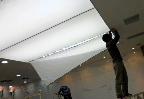 Шумно ли натягивать потолок. На какие потолки можно вешать натяжные потолки?