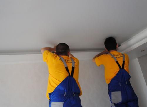 Шумно ли натягивать потолок. На какие потолки можно вешать натяжные потолки?