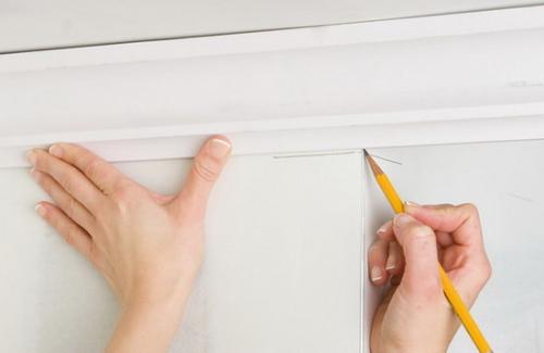 Как клеить широкие галтели. Как клеить широкий потолочный плинтус