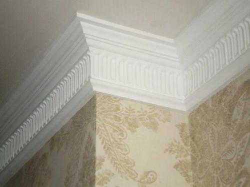 Как клеить широкие галтели. Как клеить широкий потолочный плинтус