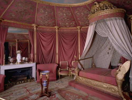 Из какого материала сделан натяжной потолок. История натяжных потолков