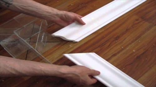 Как резать углы плинтуса на потолке. Плинтуса на потолок: как резать углы?