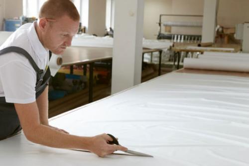 Как выбрать размер натяжного потолка. Как делается раскрой натяжного потолка