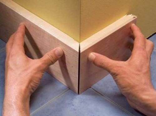 Как стыковать деревянный плинтус.  Как прирезать плинтус? 01