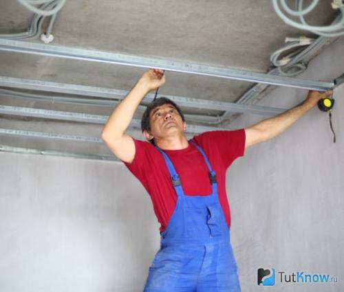 Как запиливать багет для натяжных потолков. Как правильно запилить багет для натяжного потолка? 08